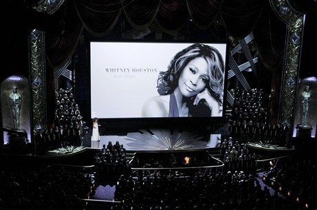 Pocta Whitney Houston.