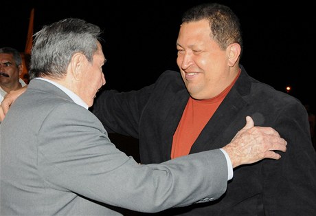 Hugo Chávez piletl na letit v Kub, kde ho pivítal jeho spojenec Raúl Castro