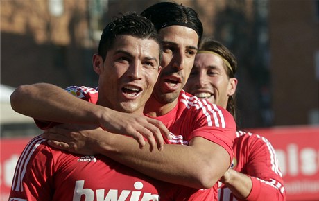 Cristiano Ronaldo oslavuje branku se svými spoluhrái