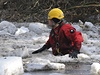 Stelmisti hasiského záchranného sboru zaali ped polednem odstelovat nahromadný led na Jizee v Dolní Sytové nad Semilsku. 