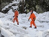 Stelmisti hasiského záchranného sboru zaali ped polednem odstelovat nahromadný led na Jizee v Dolní Sytové nad Semilsku. 