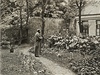 Gustav Klimt v zahrad svého ateliéru, 1912,  foto Moritz Nähr