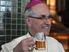 Biskup Frantiek Radkovský ochutnává velikononí pivo pro Vatikán.