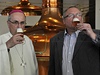 Biskup Frantiek Radkovský ochutnává velikononí pivo pro Vatikán. Vpravo je starí obchodní sládek Prazdroje Václav Berka. 