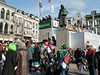 Na bujaré karnevalové oslavy dohlíí socha malíe Hieronyma Bosche.