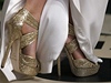 K bílé rób zvolila Gwyneth Paltrow zlaté boty na vysokém podpadku.