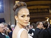 Bílé aty Jennifer Lopez mají efektní svislé pruhy.