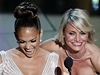 Jennifer Lopez (vlevo) a Cameron Diaz bhem slavnostního veera udílení Oscar.