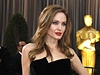 Angelina Jolie se vrac k ern, kterou na Oscary nosila ped pr lety. Na slavnostn veer oblkla rbu od Versaceho.