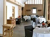 Interiér tíhvzdikové restaurace ve francouzských Alpách.