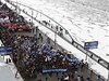 Stoupenci ruského premiéra po nábeí u eky Moskvy v ruské metropoli pochodují na mítink na podporu svého favorita 