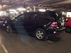 V nákupním centru sice nebylo kde zaparkovat, idi tohoto vozu ale klidn zaparkoval napí pes dv parkovací místa.