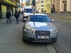 Audi s líbivou registraní znakou parkuje na chodníku na Národní tíd.