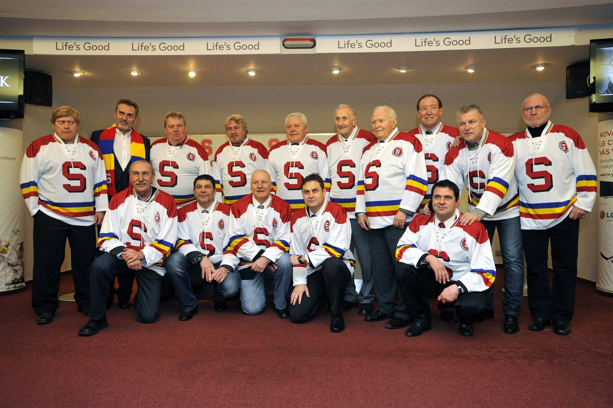 P�i slavnostním uvedení bývalých hokejist� do klubu legend HC Sparta Praha. 