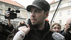 Výtvarník David Hons (uprostřed) vystupující pod jménem Roman Týc nastoupil odpoledne do pankrácké věznice v Praze. 