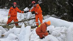 Stelmisti hasiského záchranného sboru zaali 27. února ped polednem odstelovat nahromadný led na Jizee v Dolní Sytové nad Semilsku. 