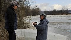 Na ece Bev se nakupil led. Pohled na obí kry a teplé jarní poasí pilákaly k ece místní obyvatele.