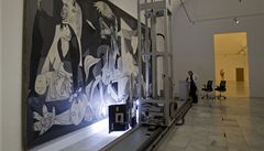 Odborníci detailn snímají Picassovu Guerniku v madridském muzeu.  