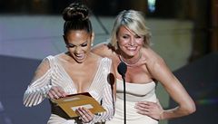 Jennifer Lopez (vlevo) a Cameron Diaz b�hem slavnostního ve�era udílení Oscar�.