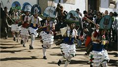 "Peliqueiros" na karnevalu ve panlské vesnici Laza. "Peliqueiros" bylo staré oznaení pro výbrí daní, k jejich tradiní výbav patil kravský zvonec a klacek na vzpurné vesniany,