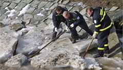 Hasi�i v Moravi�anech na �umpersku rozbíjeli 25. února ledy nahromad�né v koryt� �eky T�eb�vky. 