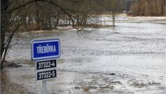 Kry nahromadné v koryt eky Tebvky v Jemani u Bouzova na umpersku zpsobily 25. února rozlití eky do luk kolem obce. 