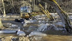 Dva bagry celé sobotní odpoledne rozbíjely led na Úterském potoce nad Mydlovary na Plze�sku.