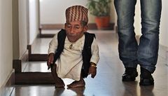 Nepálec Chandra Bahadur Dangi mí pohuhých 52 centimetr.