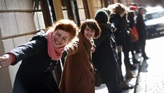 Studenti pra�ské DAMU v rámci Týdne neklidu vytvo�ili lidský �et�z a objali svou �kolu.