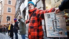 Studenti pra�ské DAMU v rámci Týdne neklidu vytvo�ili lidský �et�z a objali svou �kolu.