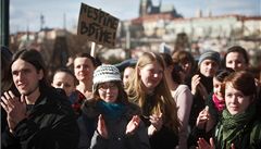 Happening Vzplanutí akademických svobod p�ed budovou Filozofické fakulty Univerzity Karlovy