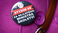 Odzná�ek kritizující ministra �kolství Josefa Dobe�e