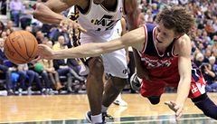 Obranný zákrok eského basketbalisty Jana Veselého z týmu NBA Washingtonu Wizards