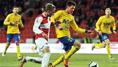 Slavia Praha - FK Teplice. Hrá� Slavie Róbert Cicman (vlevo) a teplický hrá� Egon V�ch.