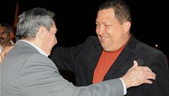 Hugo Chávez piletl na letit v Kub, kde ho pivítal jeho spojenec Raúl Castro