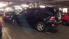 V nákupním centru sice nebylo kde zaparkovat, �idi� tohoto vozu ale klidn� zaparkoval nap�í� p�es dv� parkovací místa.