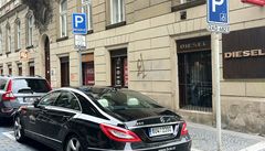 Majitel mercedesu klidn� zaparkoval na míst�, které p�itom bylo vyhrazeno pro automobil invalidy.