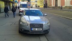 Audi s líbivou registra�ní zna�kou parkuje na chodníku na Národní t�íd�.