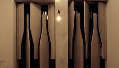 Výraznou roli hrají okenice ve stylizované podob vinných lahví, které napomáhají s nastavením intenzity vizuálního propojení s ulicí. Zárove slouí jako jednoduchá a srozumitelná reklama pro podnik.