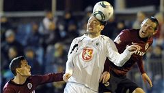 Zleva Mario Holek ze Sparty, Filip Klapka z Hradce a Andrej Keri� ze Sparty