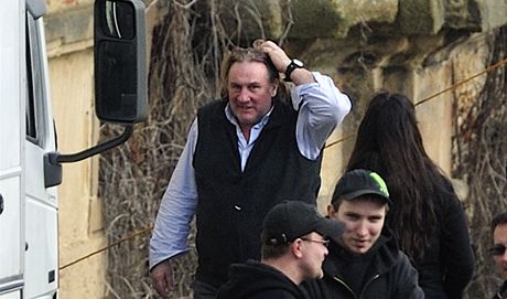 Herec Grard Depardieu (v pozad) se chyst na naten v kltee v Chotov na Plzesku