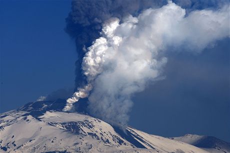 Sopka Etna se probudila a chrlí popel
