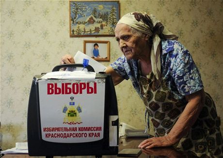 Mobilní urny vyuila i starí ena v jihoruském Krasnodaru. 