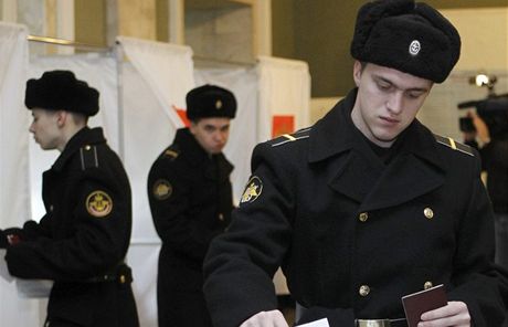 Rutí námoníci hlasují v ukrajinském pístavu Sevastopolu. 
