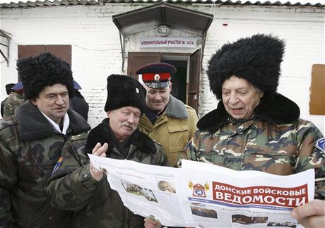 Rutí kozáci proítají tisk ped volební místností v Rostov na Donu. 