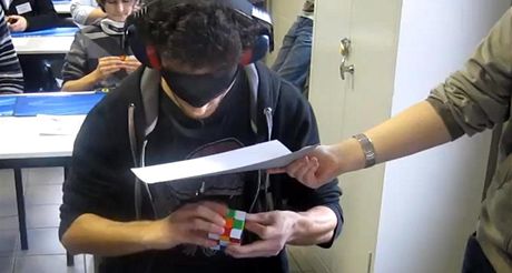 Marcell Endrey pokoil svtový rekord ve sloení Rubikovy kostky se zavázanýma oima