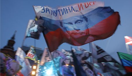 Stoupenci Vladimira Putina slav v ulicch Moskvy.