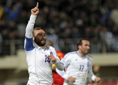 ecký fotbalista Dimitris Salpingidis slaví gól v pípravném zápase proti Belgii  