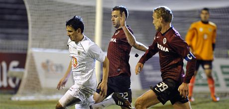 FC Hradec Králové - Sparta Praha. Zleva hradecký hrá Pavel erný a Josef Hubauer a Jií Jaroík ze Sparty.