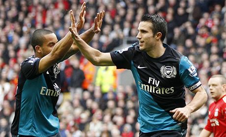 Fotbalisté Arsenalu Robin van Persie (vpravo) a Theo Walcott 